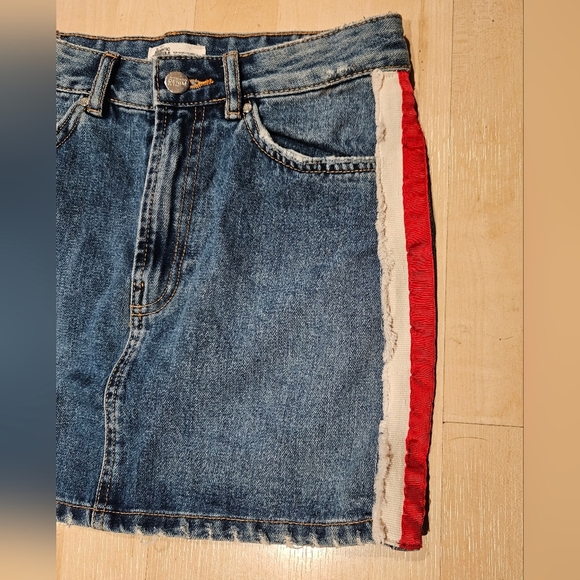 Zara Trafaluc TRF Denim Jean Mini Skirt w/Red & White Stripes size XS EUC - Picture 4 of 7